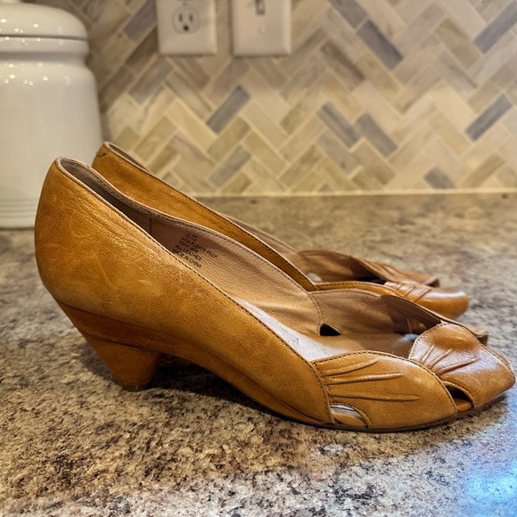 Frye Shoes - FRYE Ada heels in banana, sz 8.5 all leather